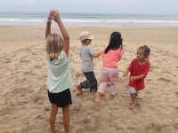 Förskolan lek på strand 1