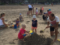 Barnklubben har storsamling på stranden och bygger sandslott.