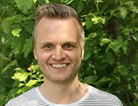Marcus Svärd är en glad och sprallig pedagog från Påarp nära Helsingborg. Han har fokus på relationellt lärarande där han bygger upp en relation med eleverna för att sedan knyta undervisningen till deras intressen. Genom berättelser och aktiviteter inkluderar han eleverna och tydliggör de bakomliggande mönster som finns i olika ämnesmoment. Han tar med sig familjen till Thailand och kommer att arbeta hela läsåret med de äldsta eleverna.