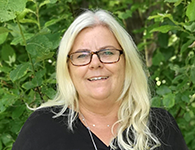 Lill Wilhelmsen arbetar sitt sjätte år på Lanta och sitt tredje år på Sanuk. Hon är en erfaren förskollärare från Stockholm, men ursprungligen kommer hon från Norge. Lill är musikalisk och både spelar och lär ut ukulele. Hon är flexibel, varm och trygg och får barn i alla åldrar att trivas, lära och växa. Lill har ett hus sedan flera år tillbaka på Lanta och kan ön bra, hon tar oss gärna med på olika äventyr. Lill arbetar i förskolan hela läsåret.