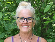 Marie Miertis från Jönköping är en erfaren lärare som gör sitt femte år hos oss på Sanuk. Marie är en legend inom Friskis och Svettis och hon har lovat att bjuda på många goa pass. Många har nog redan träffat på henne nere på Klong Dao i solnedgången. Hon kommer att arbeta november till mars tillsammans med elever i årskurs 3-6.