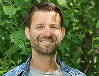 Magnus Sterner är en äventyrslysten, modig och berest person. Han älskar sitt jobb och tycker att det är kul och utmanande att undervisa. Det är lätt att få med sig eleverna när man är så positiv som Magnus är. Har dessutom en spännande bakgrund som elitidrottare som deltagit i OS. Magnus ska jobba på grundskolan hela läsåret.